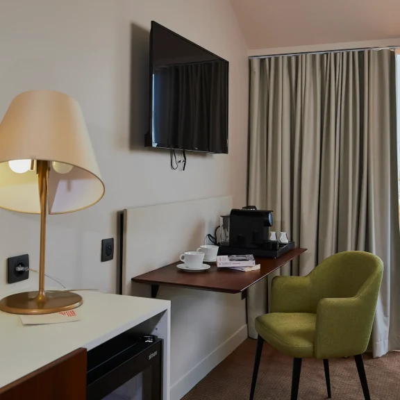 Les Trois Voiles Hotel desk area
