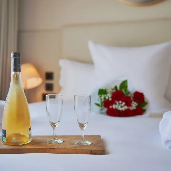 Les Trois Voiles Hotel Deluxe room with port view: romantic setup