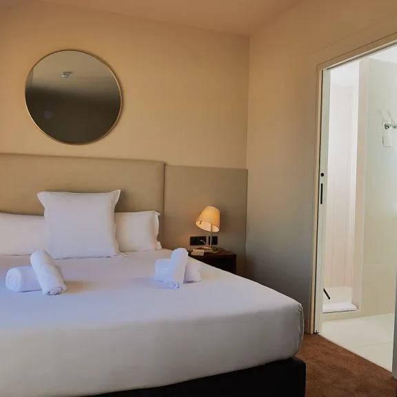 Les Trois Voiles Hotel Deluxe rooms: bed and bathroom area