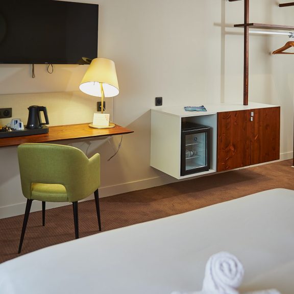 Les Trois Voiles Hotel standard rooms with Camargue view: desk area
