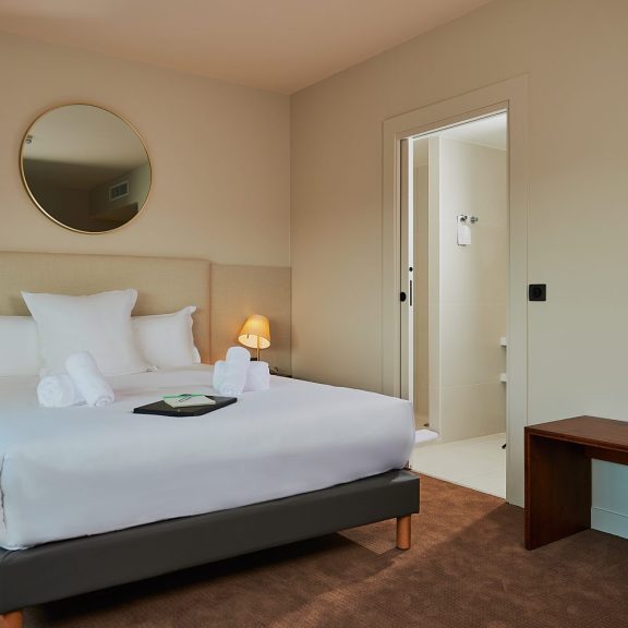 Les Trois Voiles Hotel standard rooms with Camargue view: bathroom