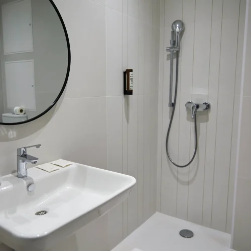 Les Trois Voiles Hotel standard room: wheelchair-accessible bathroom