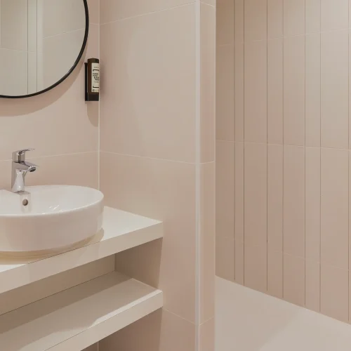 Les Trois Voiles Hotel standard room and bathroom