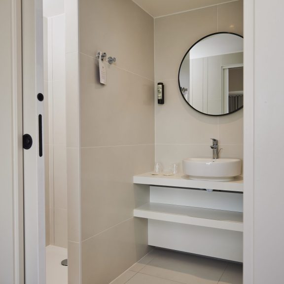 Les Trois Voiles Hotel standard rooms with Camargue view: bathroom