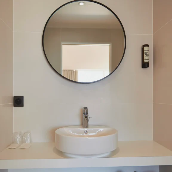 Les Trois Voiles Hotel bathroom