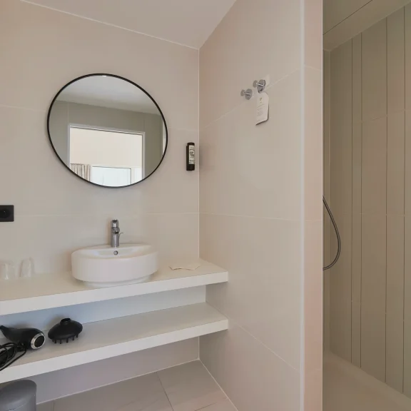 Les Trois Voiles Hotel bathroom