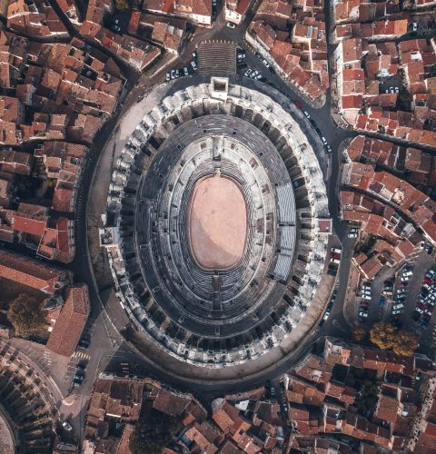 Les arènes d'Arles à proximité des Trois Voiles
