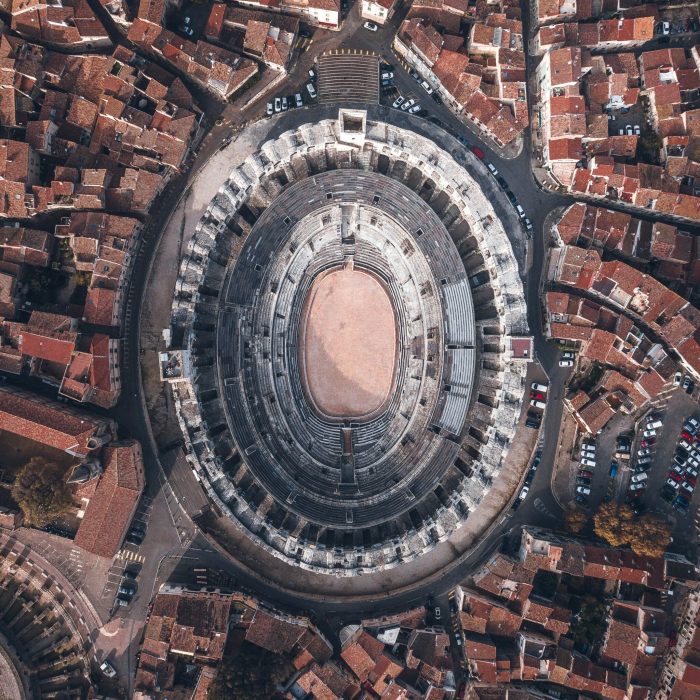 Les arènes d'Arles à proximité des Trois Voiles