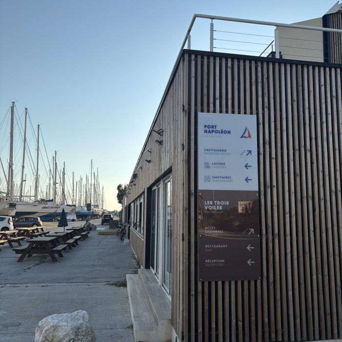 Hotel Restaurant les Trois Voiles au cœur du port Napoléon
