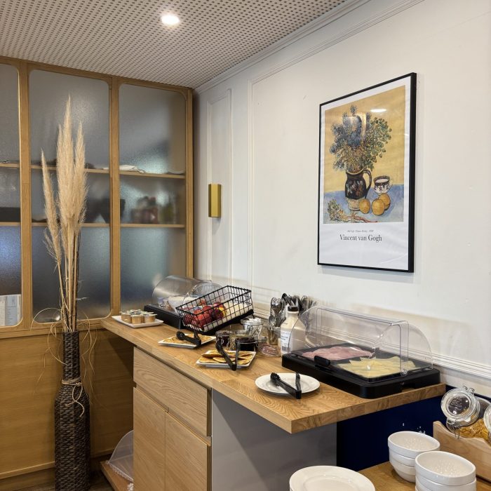 Buffet petit déjeuner à l'hôtel Les Trois Voiles