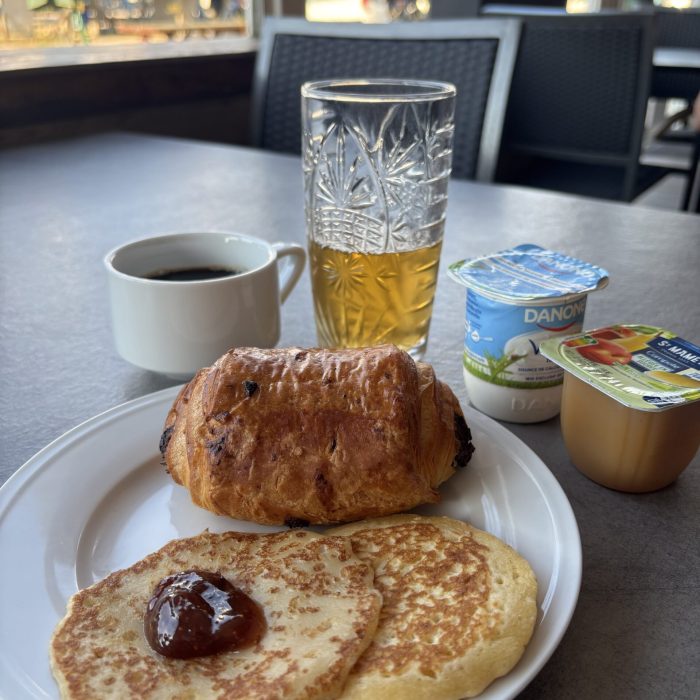 Buffet petit déjeuner à l'hôtel Les Trois Voiles
