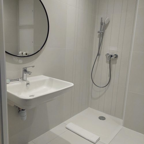 Chambre Standard Les Trois Voiles salle de bain PMR