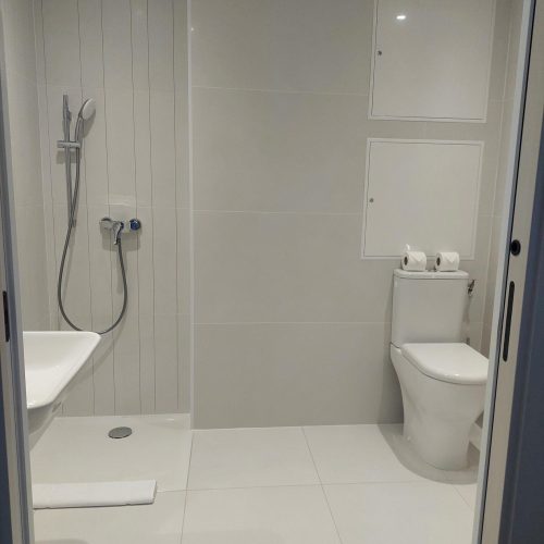 Chambre Standard Les Trois Voiles salle de bain PMR