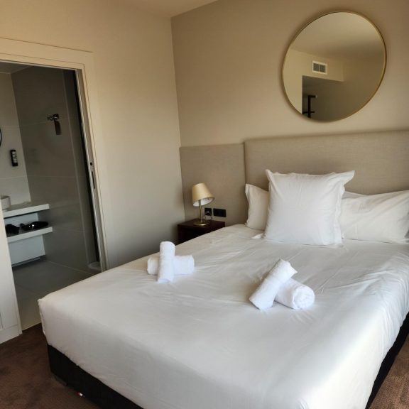 Coin chambre et salle de bain Les Trois Voiles